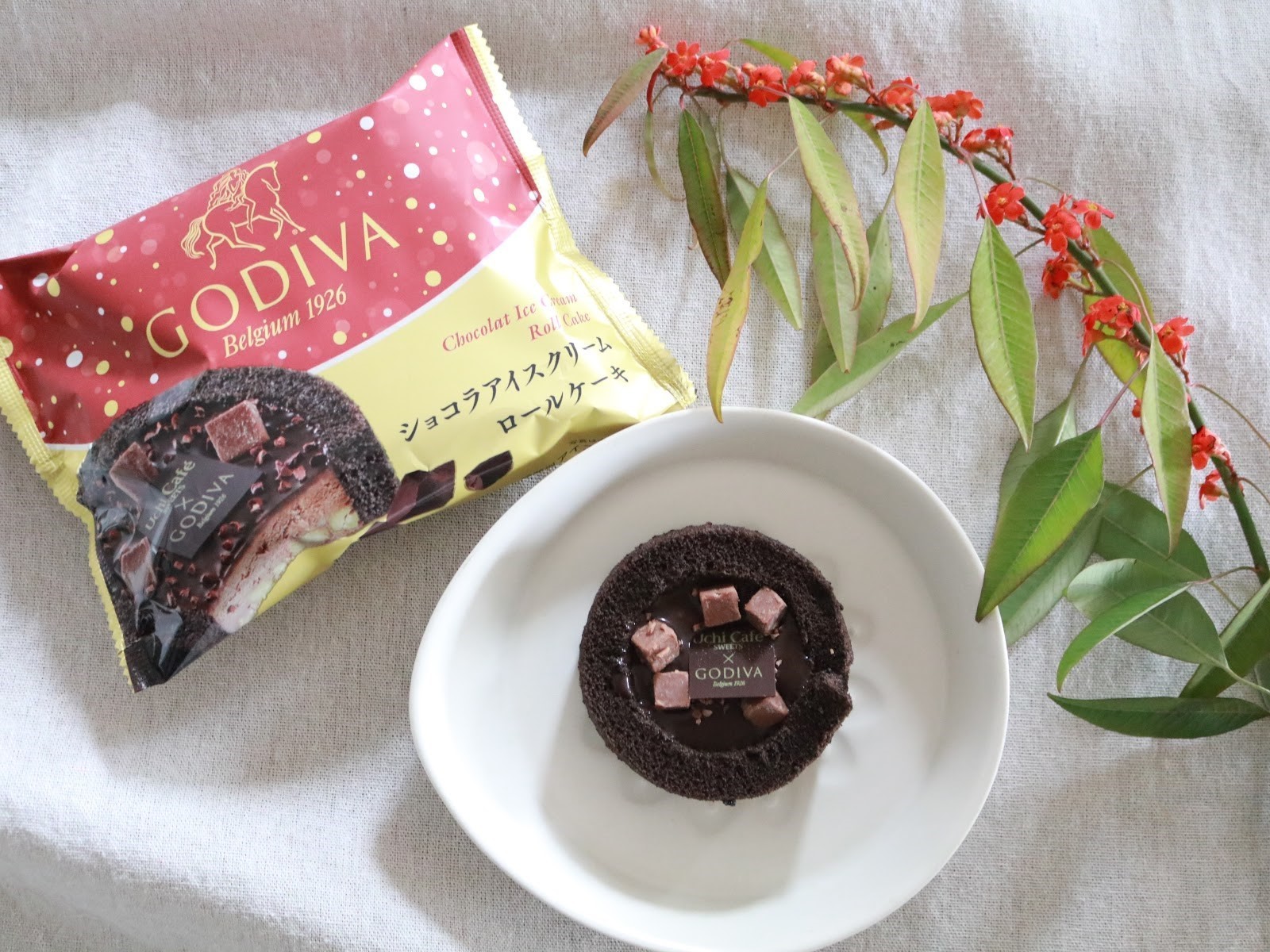 ローソンの新商品「GODIVA監修」冬にこそ食べたい濃厚ショコラのロールケーキアイス