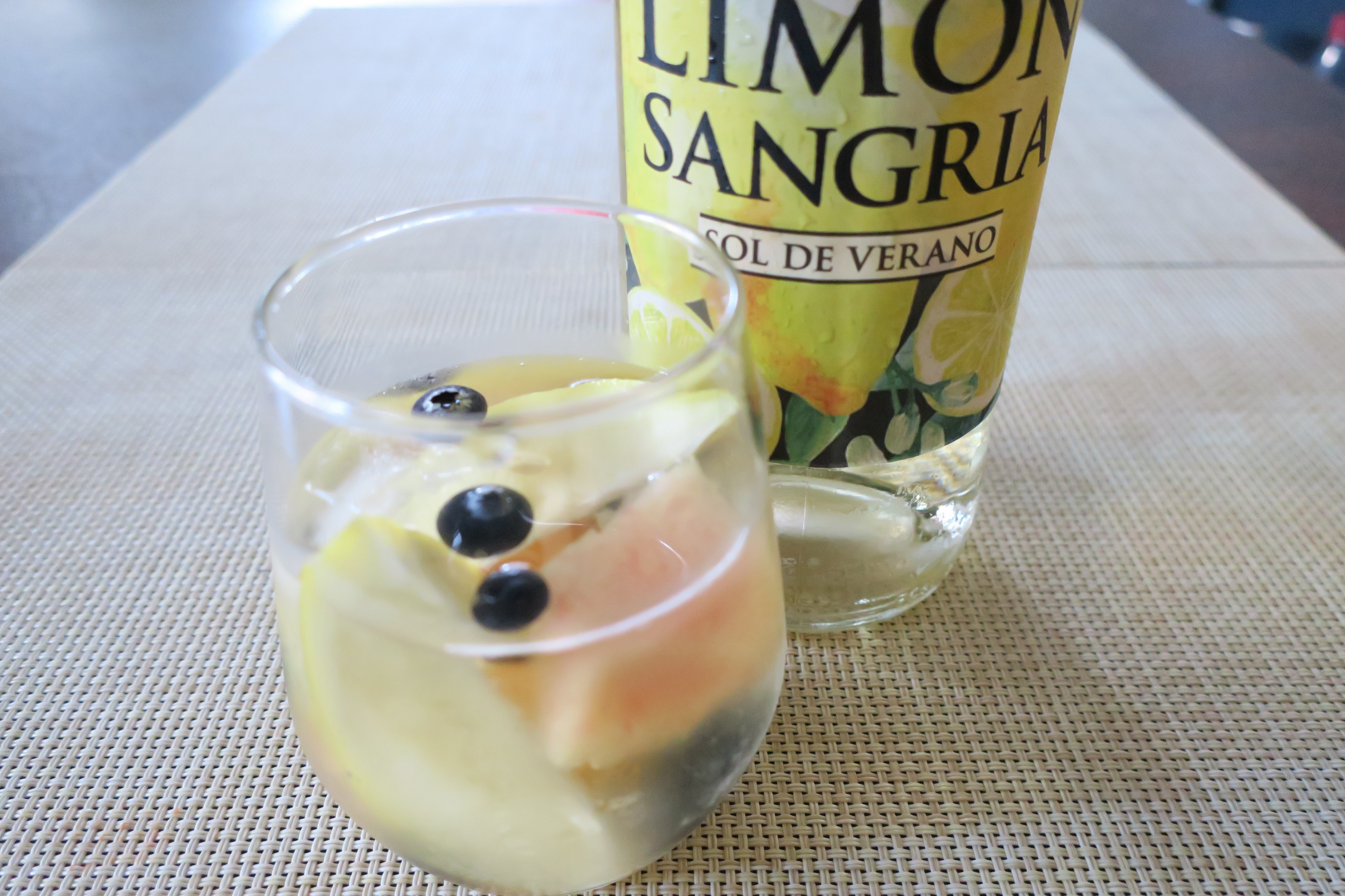 レモンの香りがふわり♪暑い夏のおうち飲みは爽やかな甘さのサングリアで乾杯！