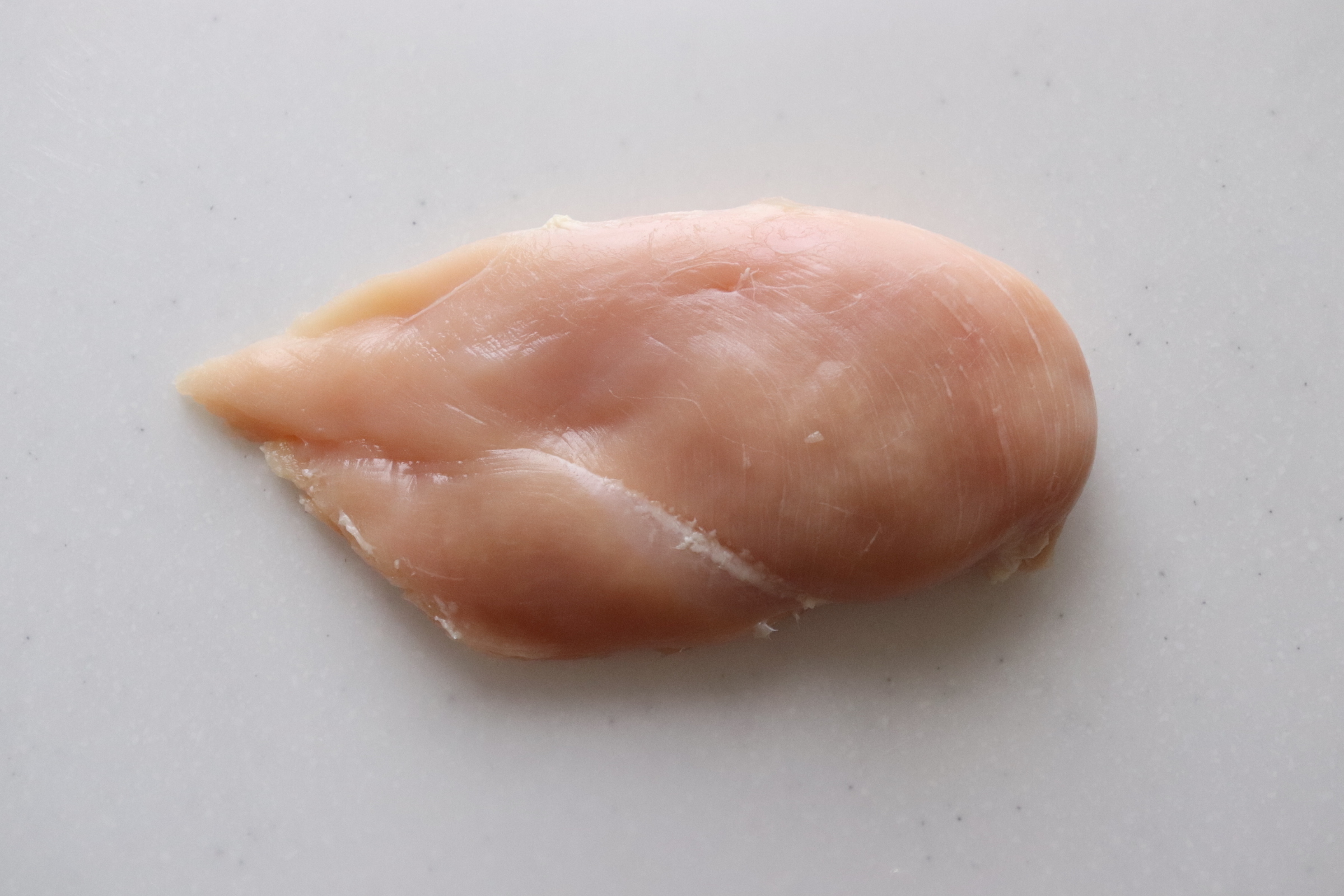 【材料不要】肉の繊維を意識するだけ！鶏むね肉を柔らかく調理する切り方のコツ