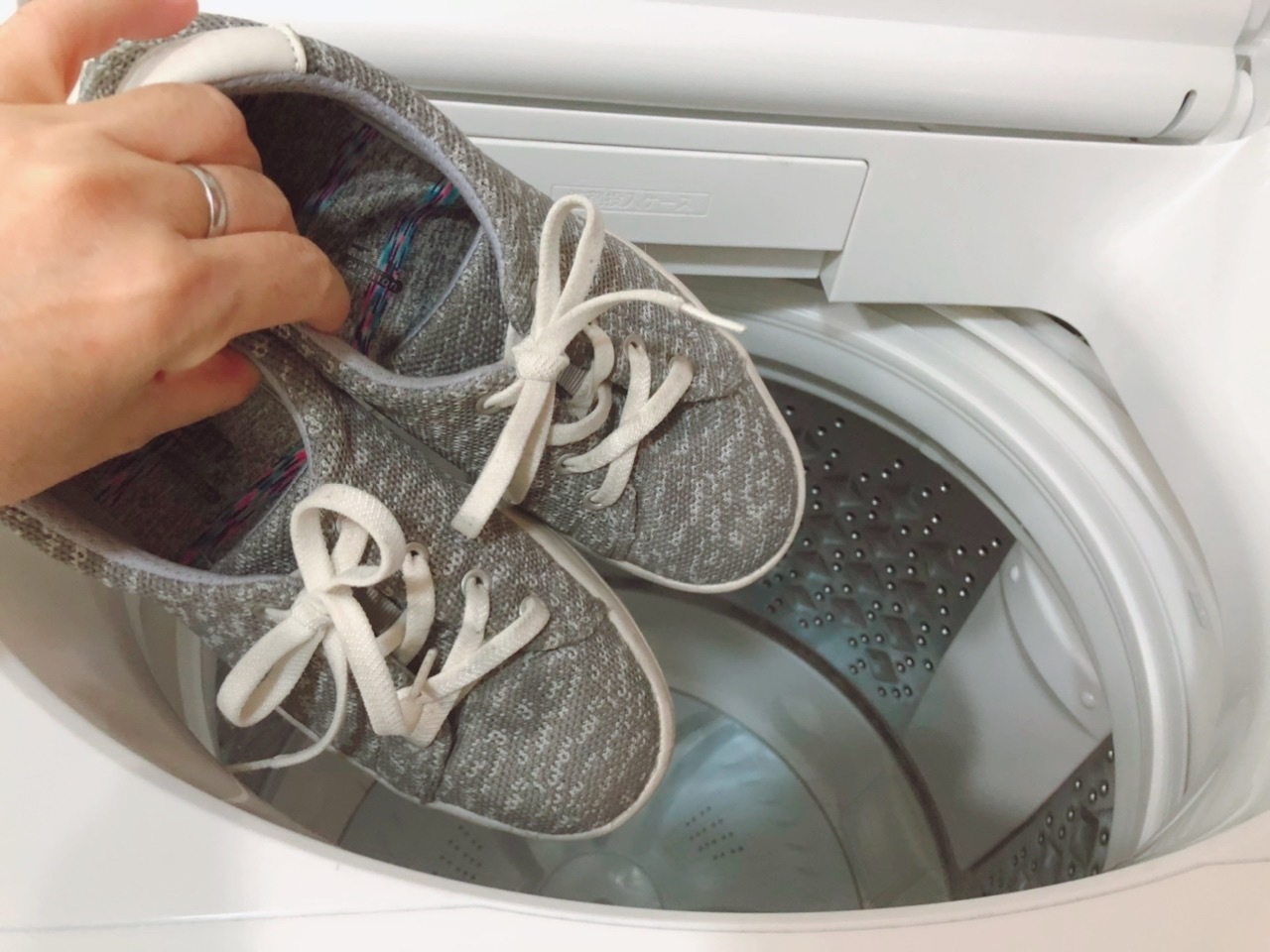 実は、自宅でも洗浄可能！時短にもつながる「靴を洗濯機で洗う方法」とは
