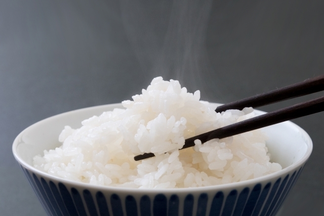 管理栄養士が解説 ごはんのカロリーや糖質の量はどのくらい 100g 1杯 1合の場合も解説 Starthome