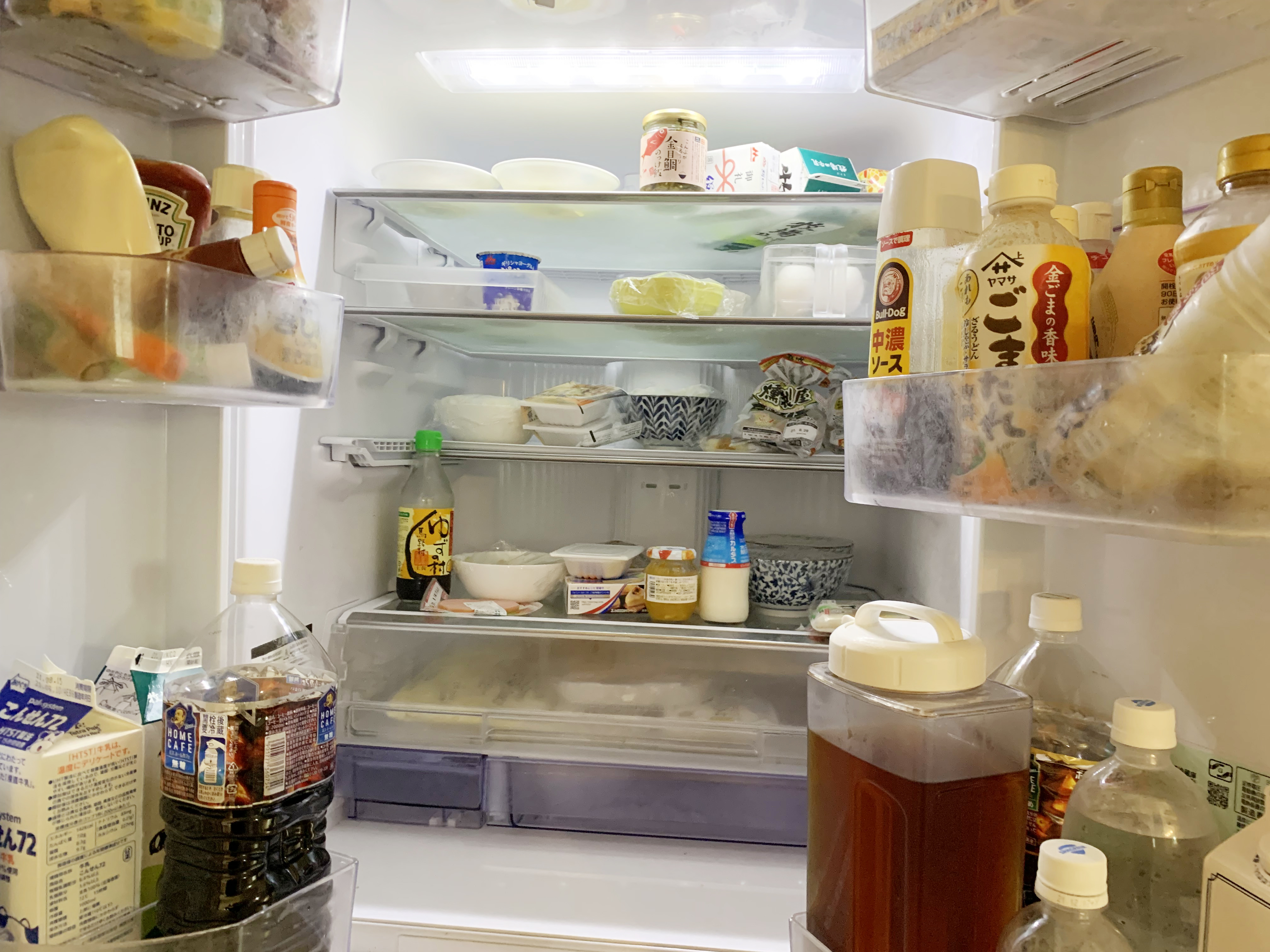 冷蔵庫の中身をすっきり収納するには？100円ショップのアイテムを活用してプロが実演！