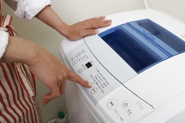 縦型洗濯機はドラム式より黒カビ汚れに注意! 定期メンテのポイントを解説