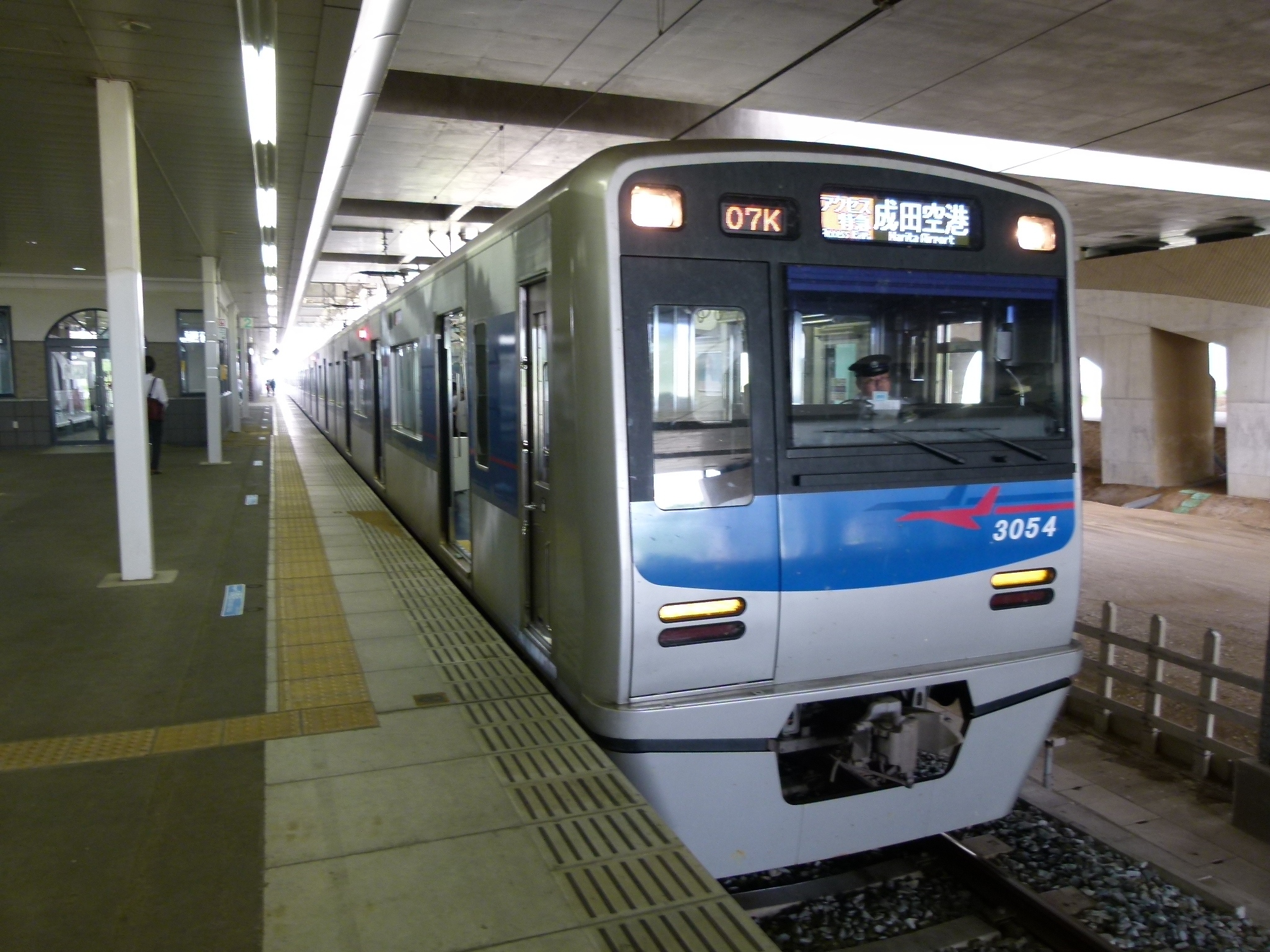 バスと電車、成田空港までの料金・時間比較! 機内で買えるおトクきっぷも