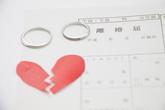 離婚でかかる費用--弁護士や公正証書作成費用、法テラスの立替制度を解説