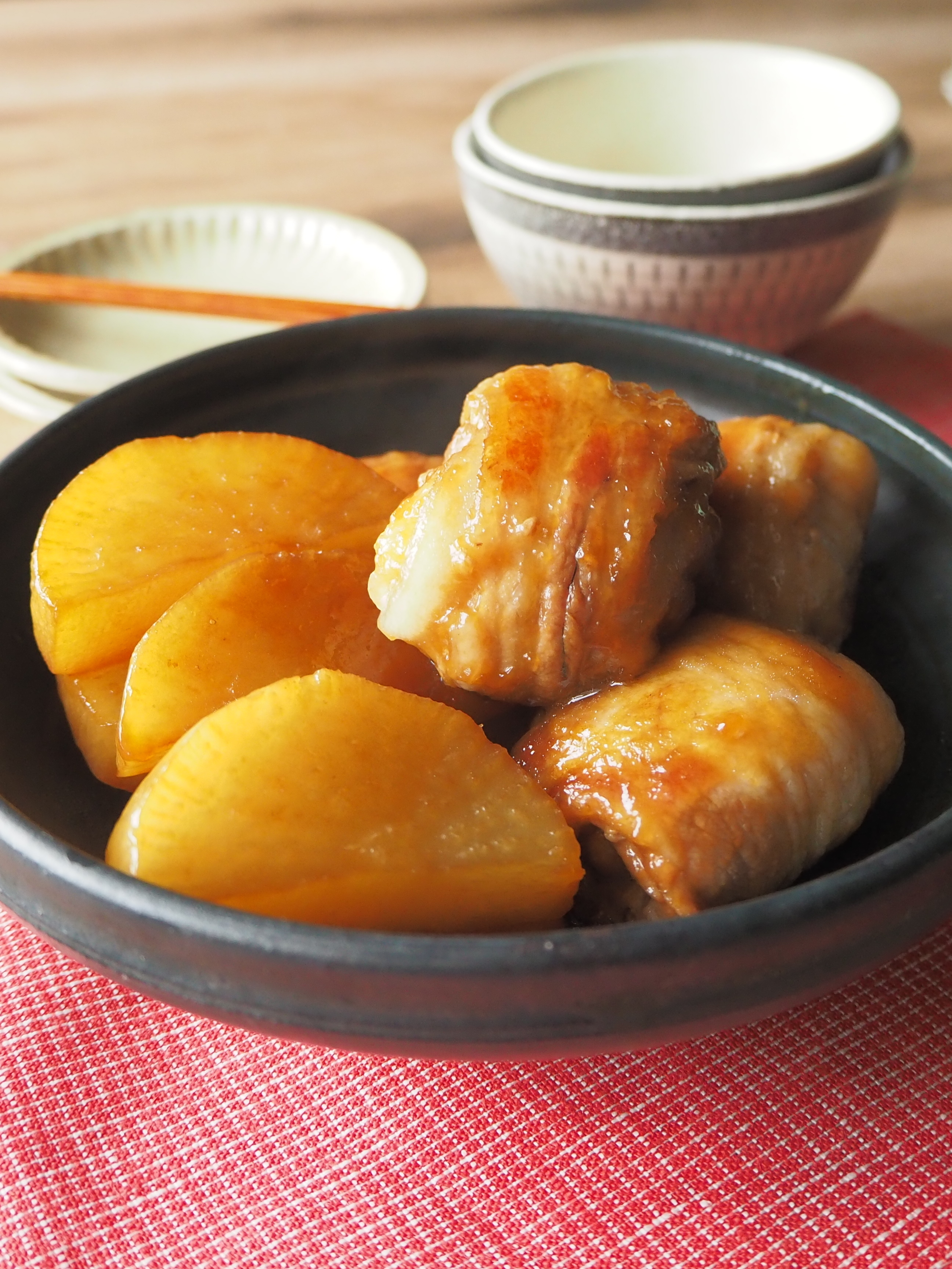 え、豚バラでいいの！？むしろ時短で味しみ「なんちゃって豚角煮」が感涙級のウマさ