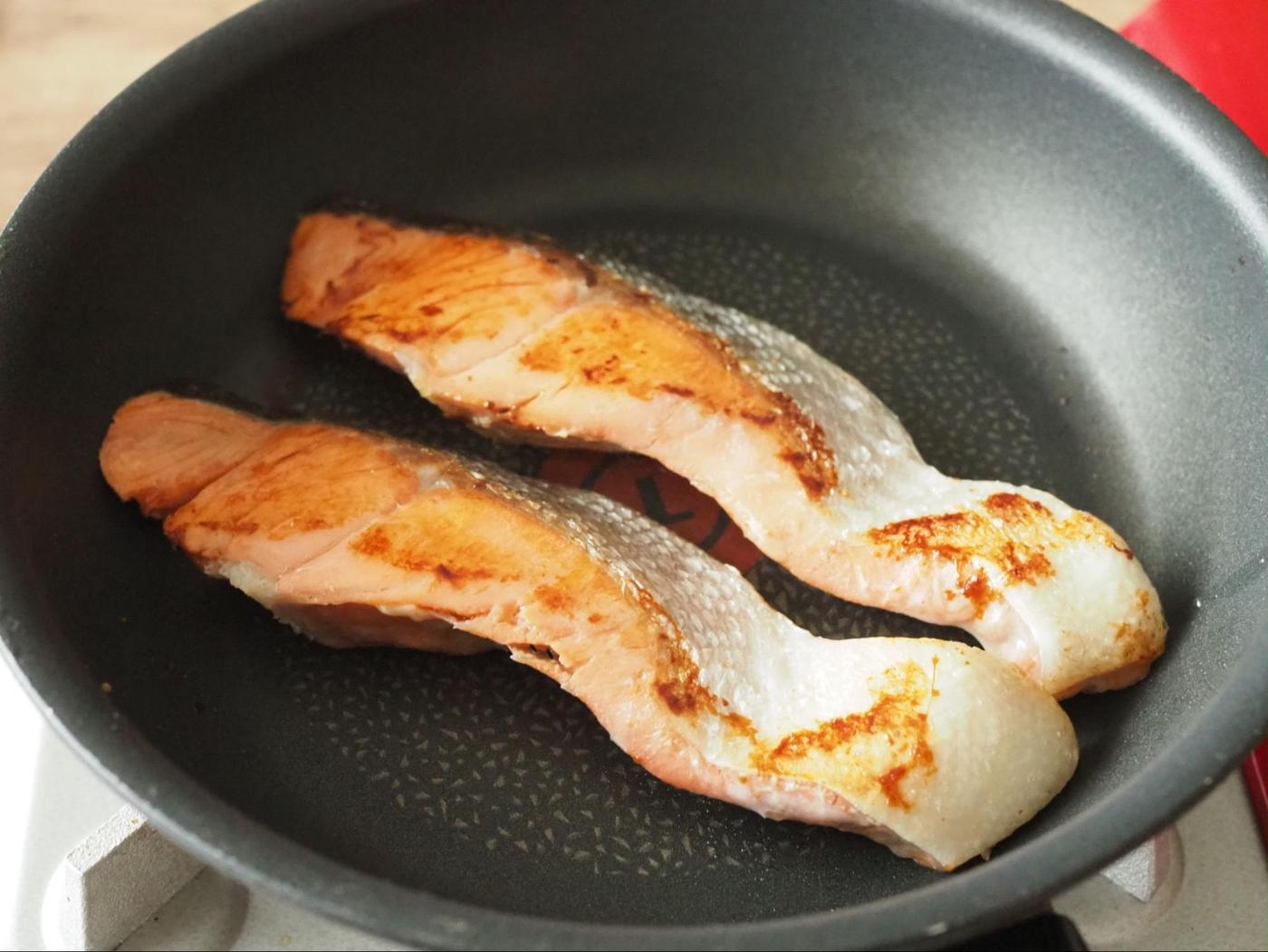 失敗しない塩鮭の焼き方 フライパンで簡単 ふっくらやわらかに焼き上げるコツ トクバイニュース