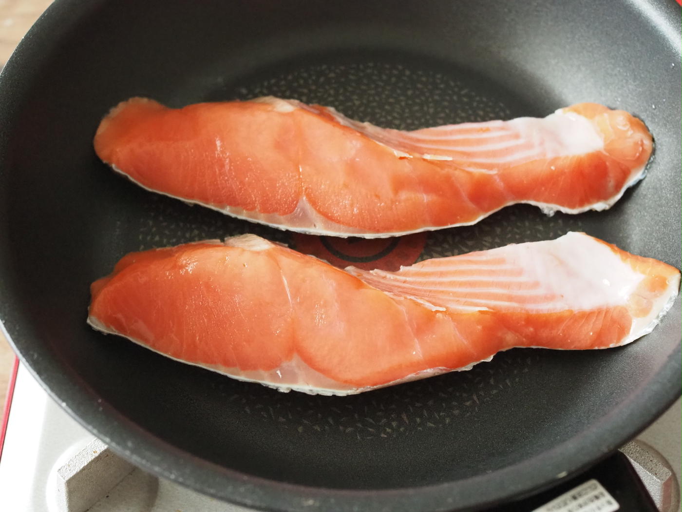 失敗しない塩鮭の焼き方 フライパンで簡単 ふっくらやわらかに焼き上げるコツ トクバイニュース