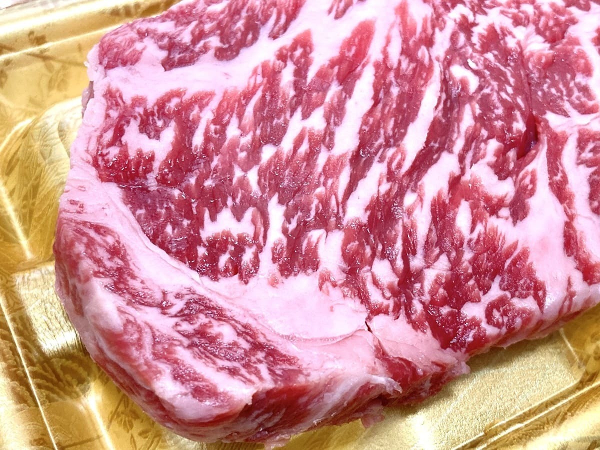 至高の肉”実食！【関西スーパー】国産牛ブランド「えびの黒牛」がすごい！中の人おすすめの食べ方も解説！ - トクバイニュース