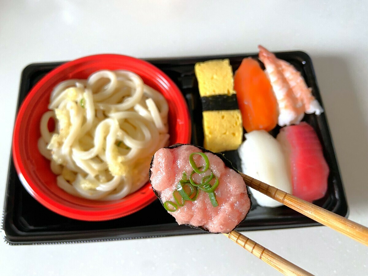 すしうどん出品 カスミ】リーズナブルで大満足！「海鮮にぎりとうどんセット」は欲張り
