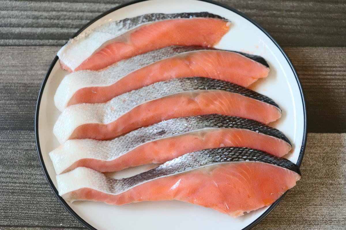 冷凍庫にある安心感がダントツ 業スーの 定塩銀鮭切身 が主婦の味方である理由 トクバイニュース