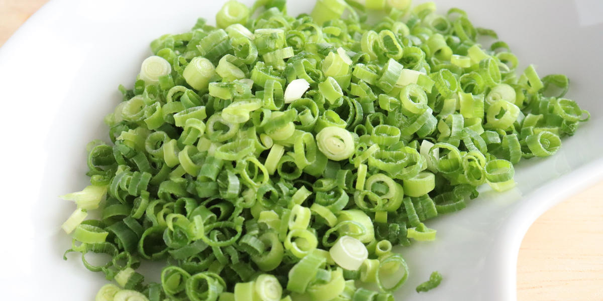 超簡単】刻んだねぎは○○を使うだけで長持ち！裏技あり・なしで徹底