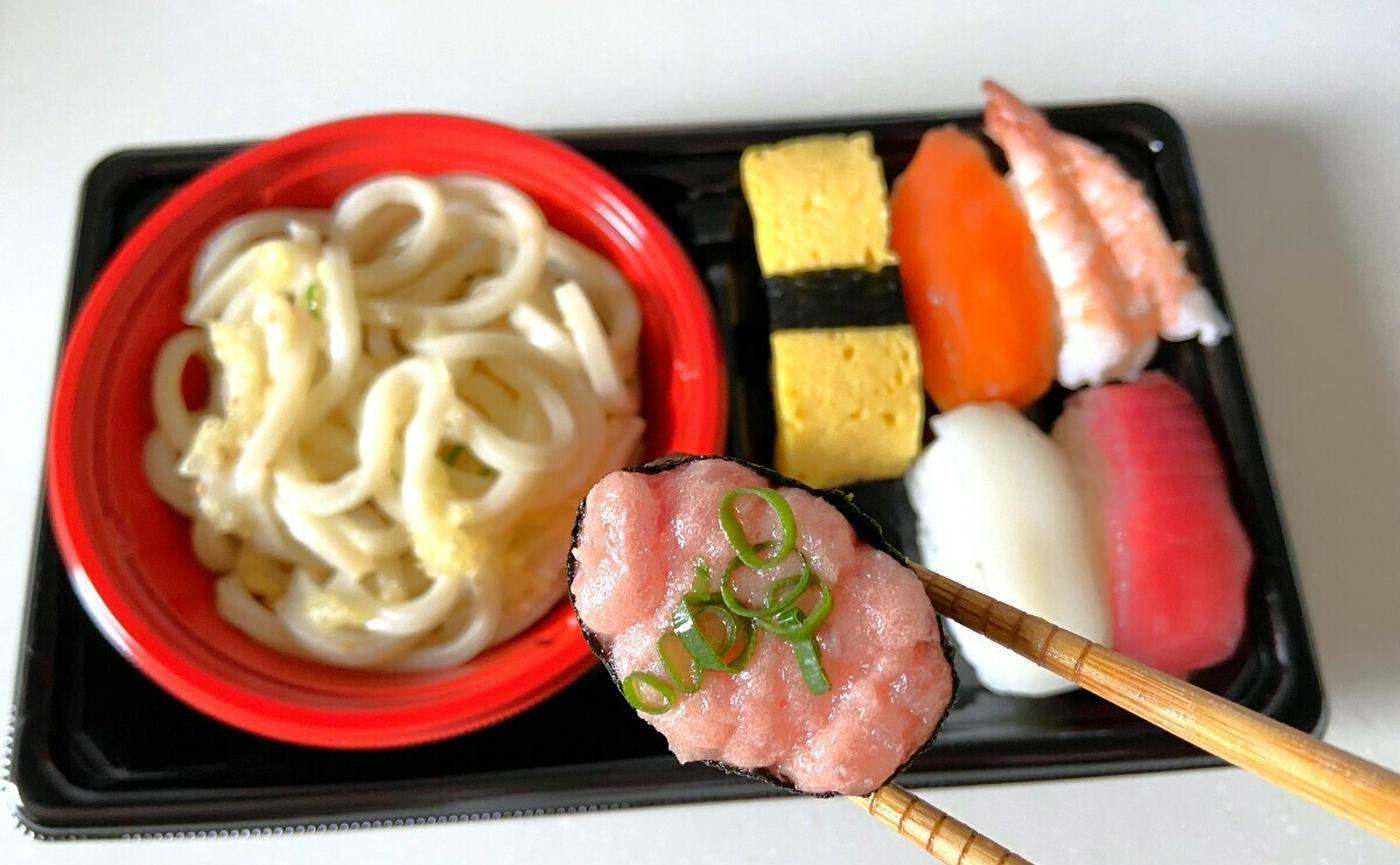 カスミ】リーズナブルで大満足！「海鮮にぎりとうどんセット」は欲張り