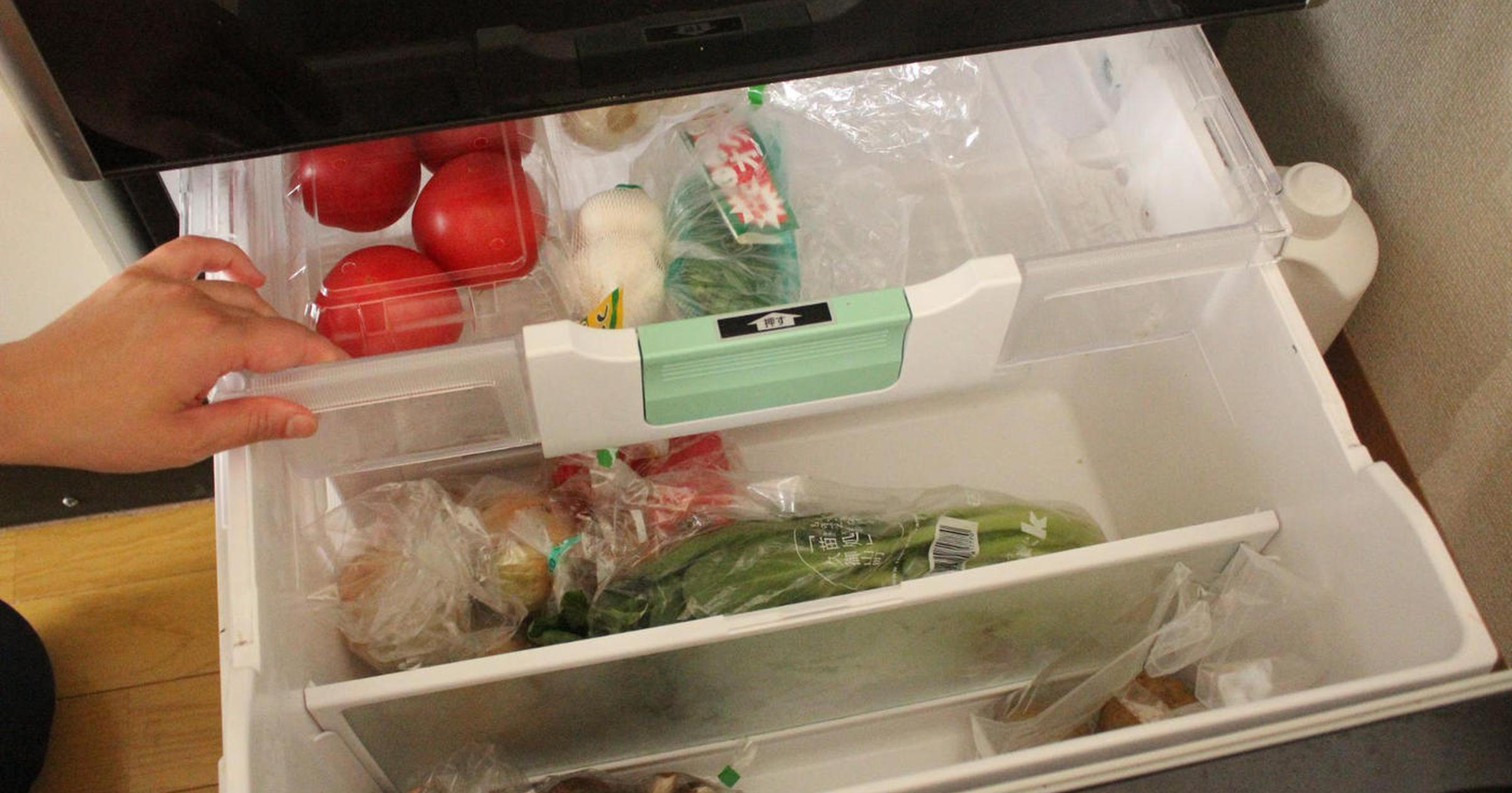 実例 冷蔵庫整理のビフォーアフター 立てる収納 野菜のカテゴリ分け 今こそひと目で見渡せる冷蔵庫に トクバイニュース