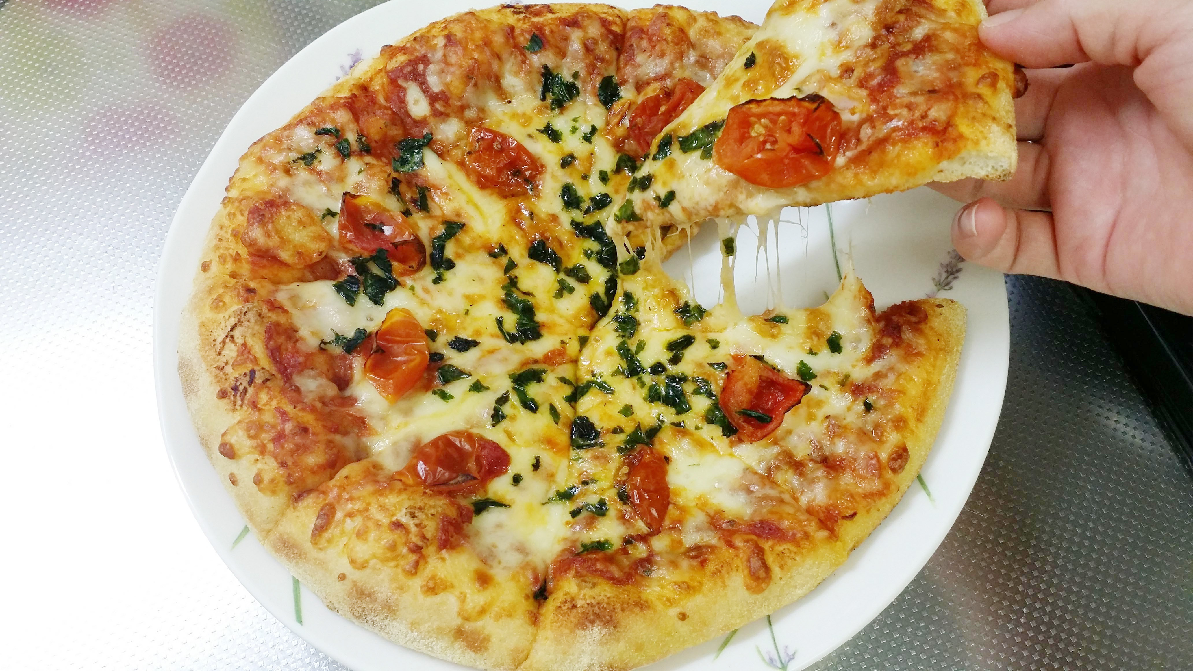 「冷めたピザ」が「まるで焼きたて」に復活！レンジじゃなく「◯◯」で一発！簡単裏ワザ